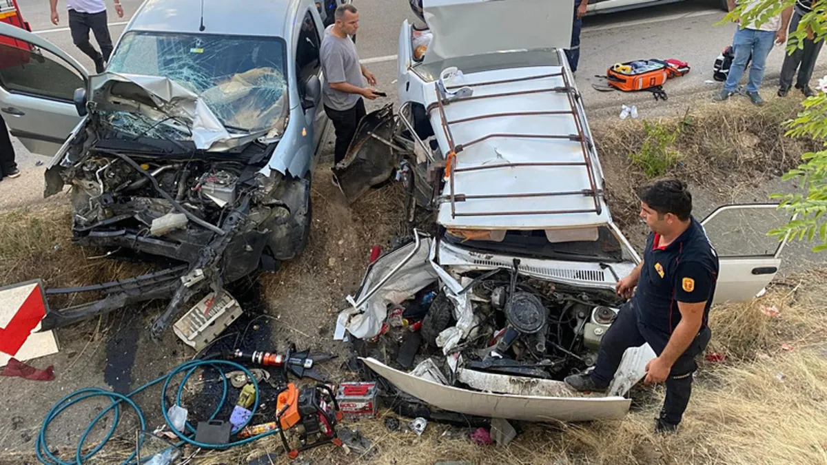 Kritik Açıklama: Sinop'ta trafik kazası: 1 ölü, 5 yaralı ve Merak Edilenler