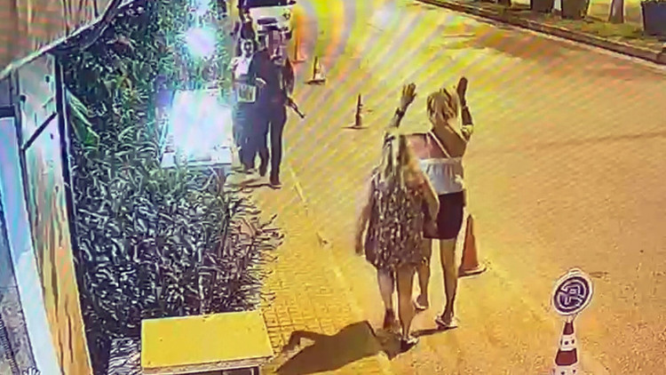 Turizm merkezinde 'Kalaşnikof' paniği: Sokakta dolaşan kişi yakalandı, silah oyuncak çıktı - Son Dakika Bilgil