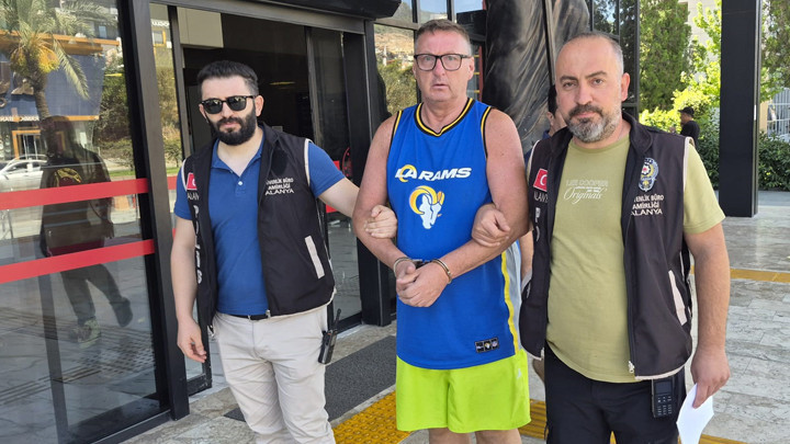 Ayrıntılar Netleşti: Antalya'da Türk bayrağına tüküren İngiliz turist hakkında tutuklama kararı verildi - Son