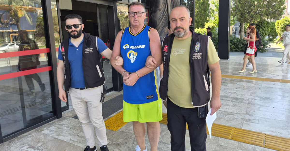 Bayrağımıza hakaret eden İngiliz hakkında tutuklama kararı verildi: Gelişmeler Takip Ediliyor