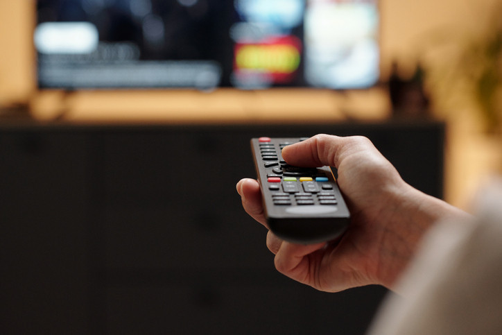 Akıllı TV’lerde gizli tehlike: Kapalıyken bile sizi dinliyor ve ev ağınızı tarıyor! Uzman isimden korunmanın 5