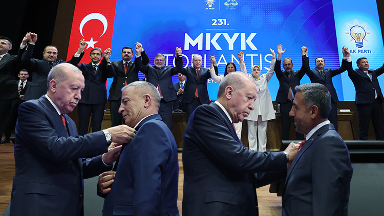 Gündemden Son Bilgiler: Cumhurbaşkanı Erdoğan, AK Parti'ye katılan belediye başkanlarına rozetlerini taktı - S