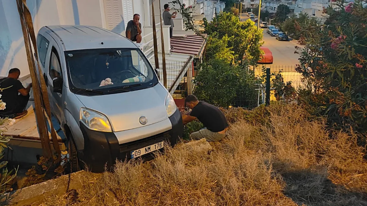 Gündemden Son Bilgiler: Görenleri şaşırtan kaza: Yazlık evin verandasına otomobil gerileme kaydetti! - Son Dak