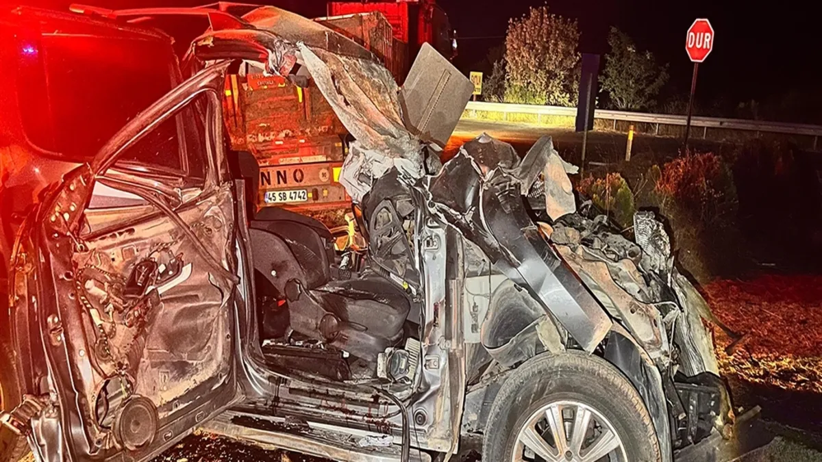 Gündemden Son Bilgiler: Manisa'da feci kaza! Kamyonet TIR'a arkadan çarptı: 4 yaralı 1 ölü - Son Dakika Bilgil