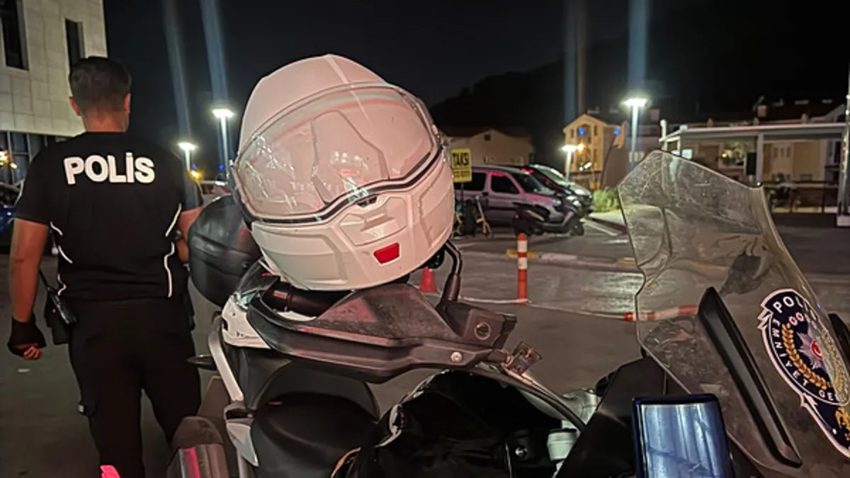 Ehliyetsiz motorcu önce polise sonra da araçlara çarptı: 2 yaralı