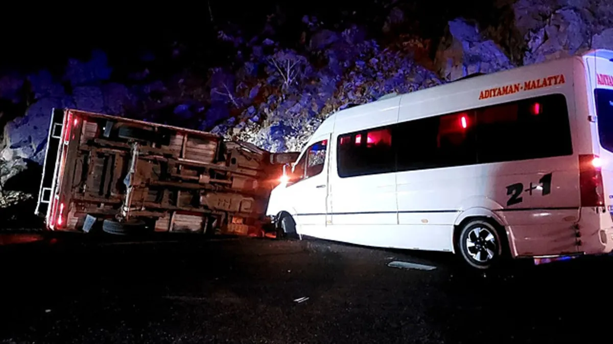 Tarım işçilerini taşıyan minibüs kaza yaptı: 23 yaralı - Son Dakika Bilgileri