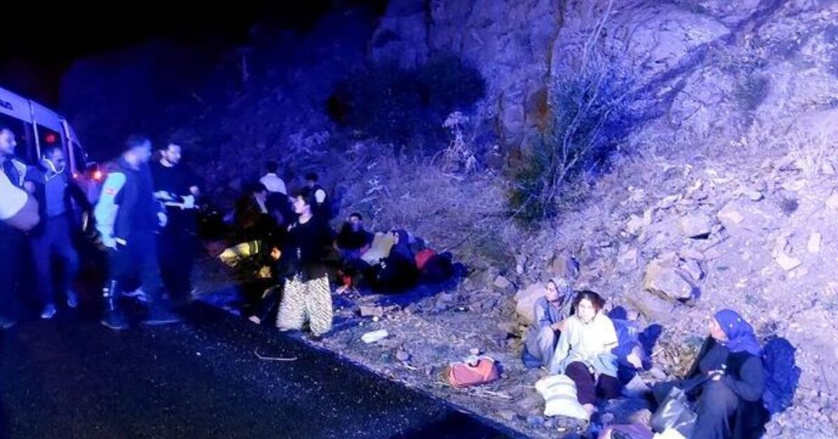 Sıcak Gündem: 23 yaralı! Minibüs ile kamyonet çarpıştı ve Merak Edilenler
