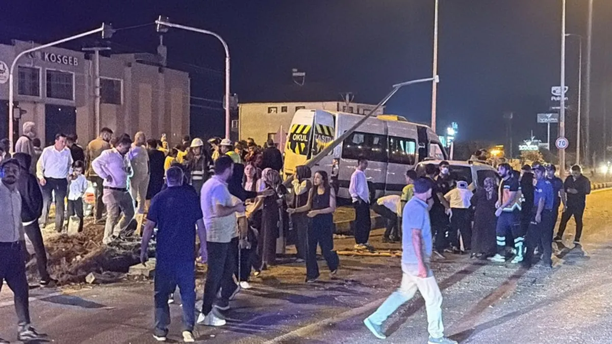Son Gelişme: Düğün dönüşü feci kaza: 21 yaralı: Gelişmeler Takip Ediliyor