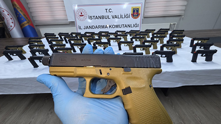 Taksinin bagajı cephanelik çıktı: Eyüpsultan'da 108 tabancayla yakalanan 2 şüpheli hakkında tutuklama kararı v