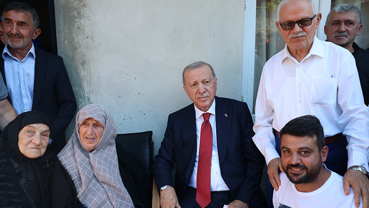 Cumhurbaşkanı Erdoğan baba ocağında komşularıyla bir araya geldi | İşte Tüm Ayrıntılar