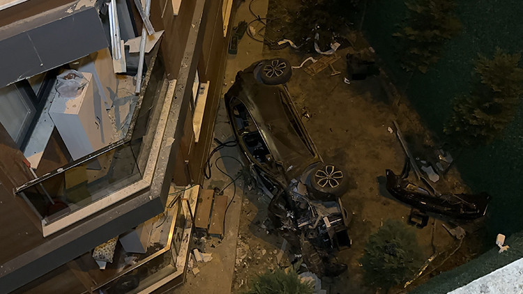 Ayrıntılar Netleşti: İstanbul’da feci kaza! Binaya çarpan otomobil, 15 metre yükseklikten bahçeye gerileme kay