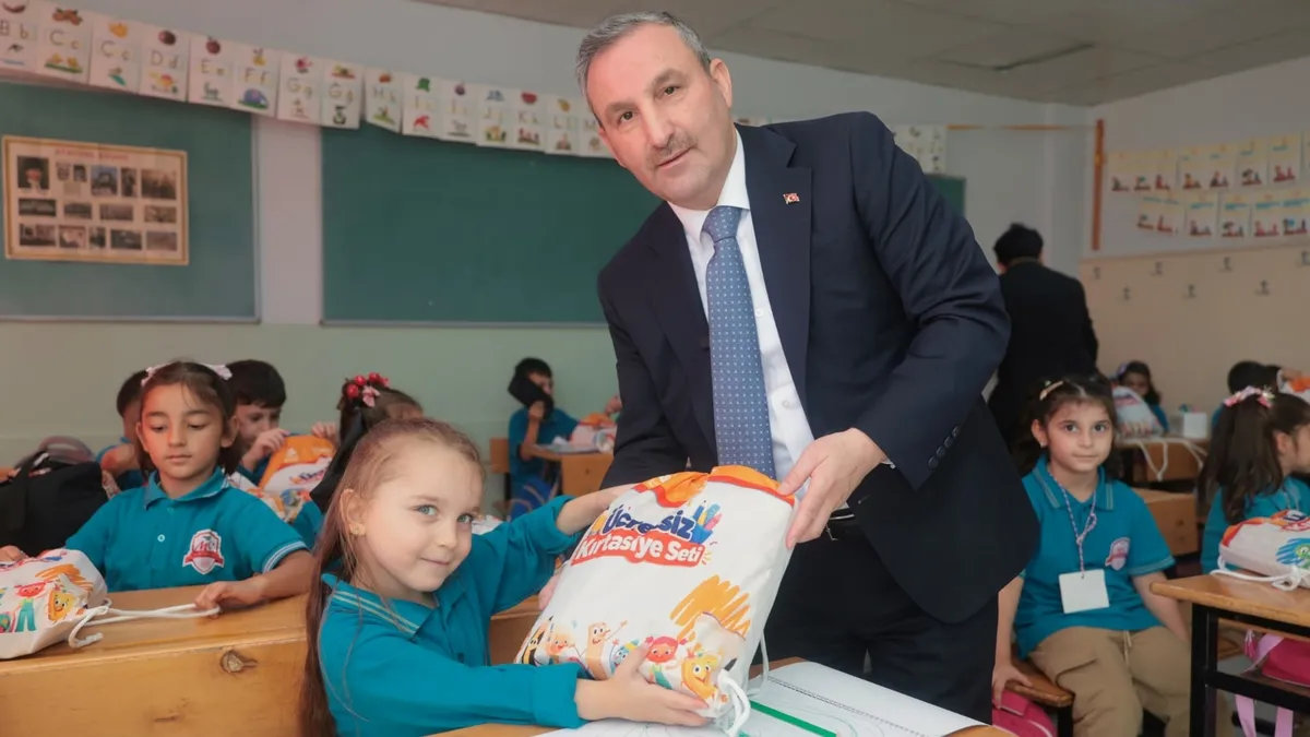 Sıcak Gündem: 9 bin öğrenciye ücretsiz kırtasiye seti - Son Dakika Bilgileri