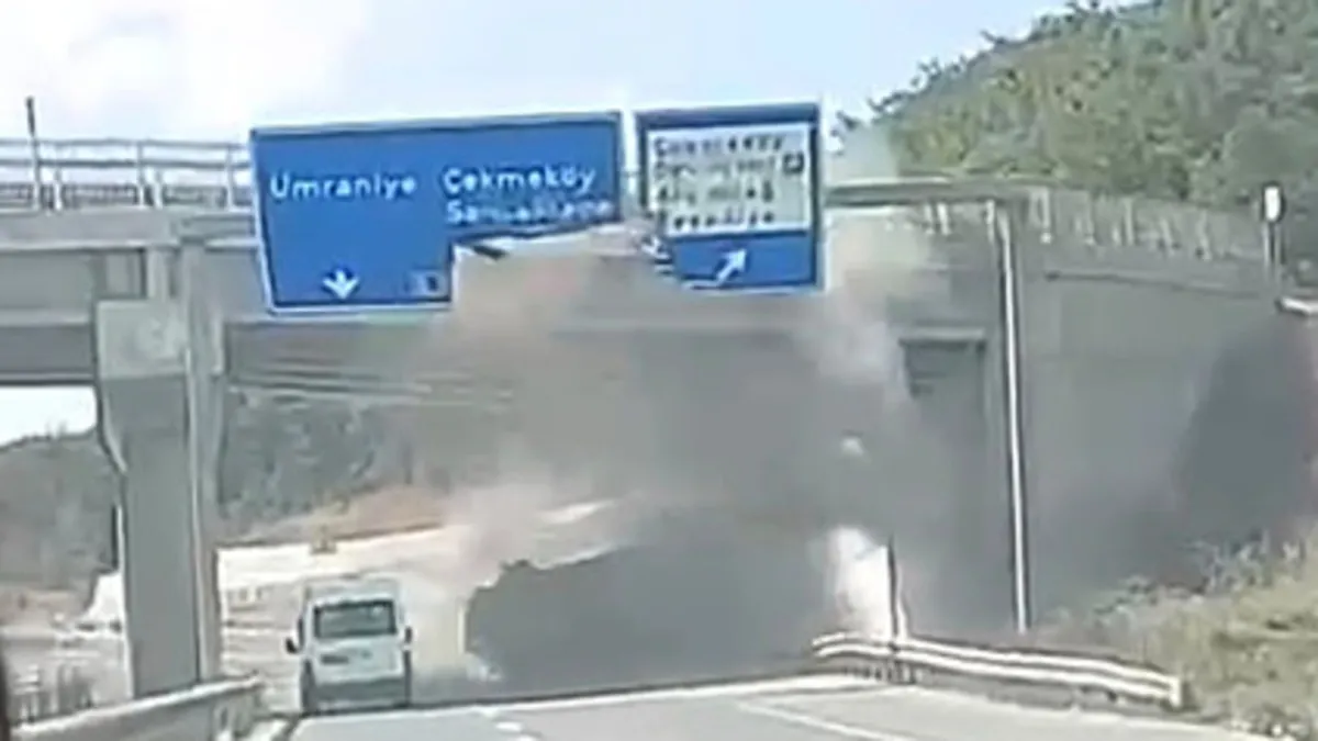 Yer: İstanbul! Dorsesi açılan hafriyat kamyonu üst geçide çarptı - Son Dakika Bilgileri