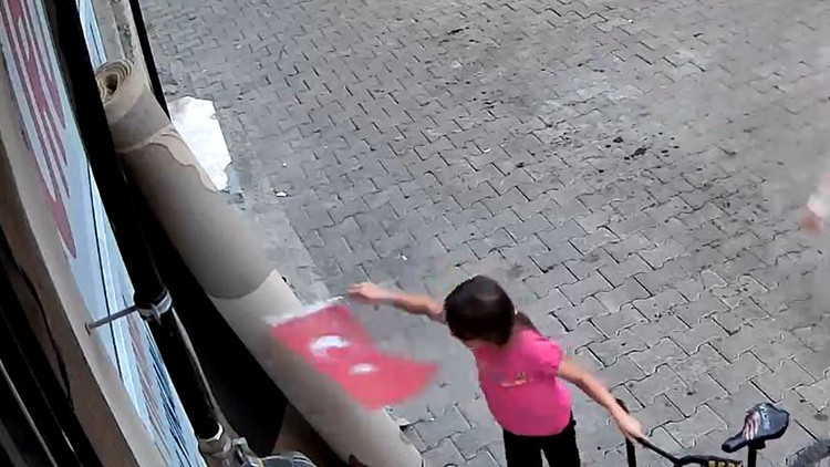 Son Gelişme: Yerde bulduğu Türk bayrağını öpüp kaldıran minik Nehir'in o anları yürek ısıttı | İşte Tüm Ayrınt