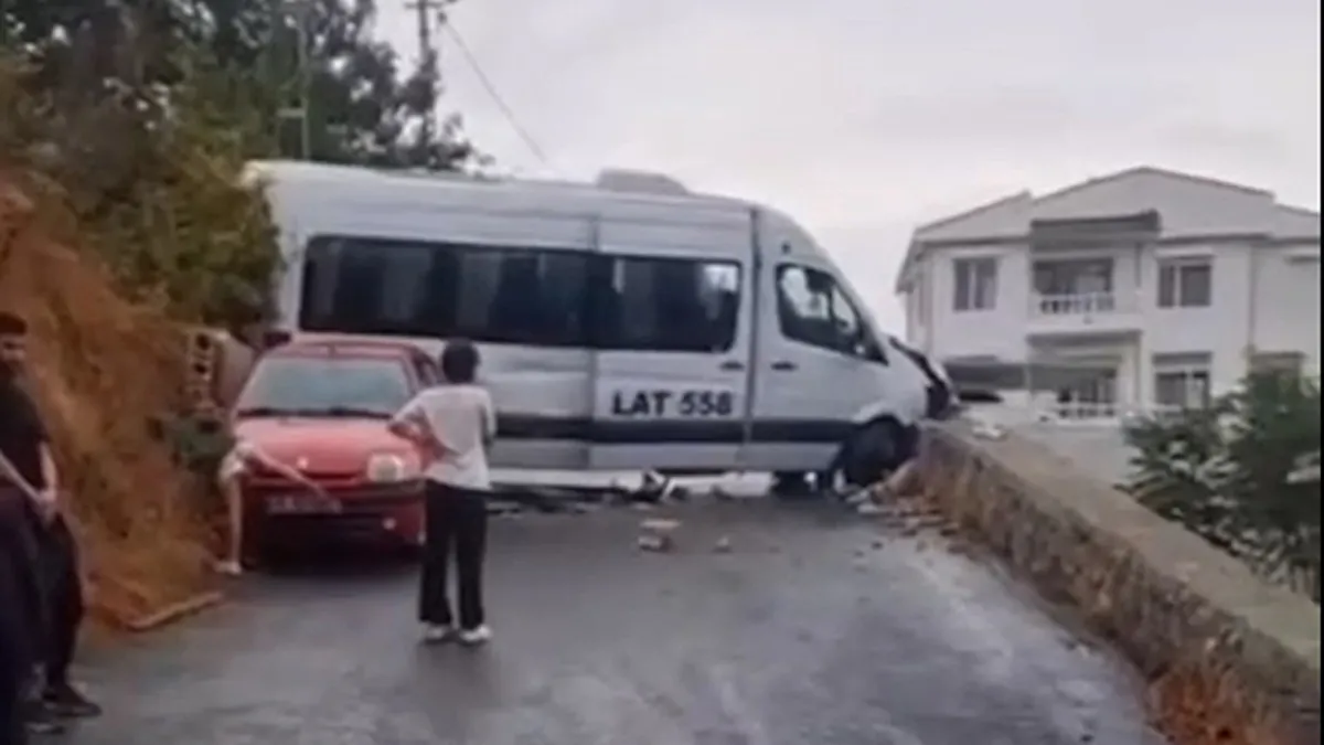 Sarıyer'de kaza! Okul servisi duvara çarptı: Şoför yaralandı - Son Dakika Bilgileri