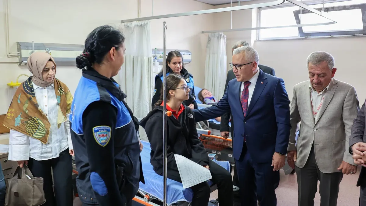 Kritik Açıklama: Sivas'ta öğrenci servisi ile polis aracı çarpıştı! 16 yaralı