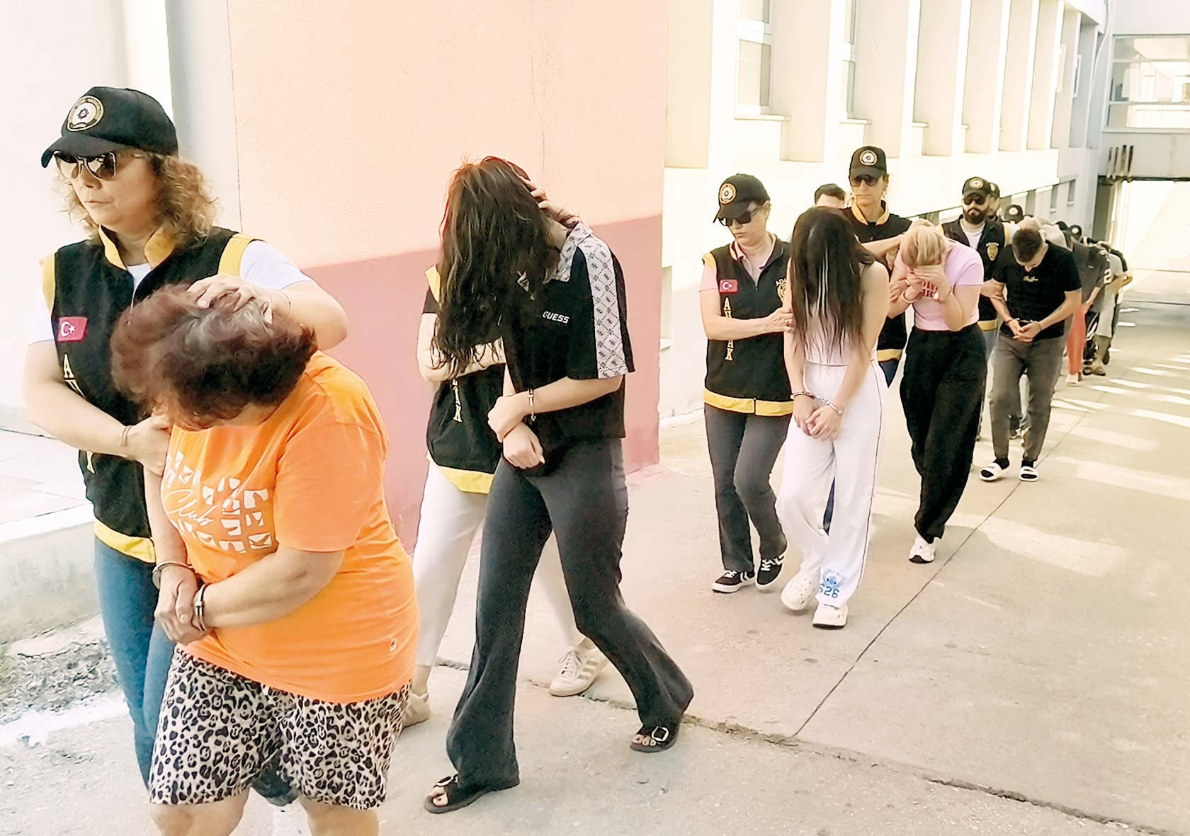 Kataloglu fuhşa operasyon - Son Dakika Bilgileri