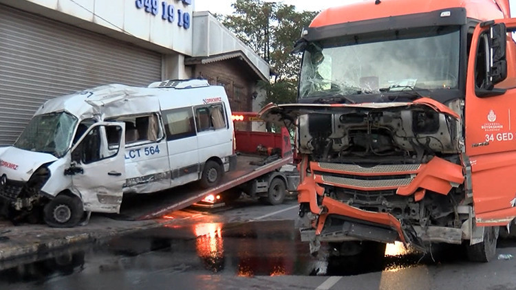 Ayrıntılar Netleşti: İstanbul'da İBB aracı ile minibüs çarpıştı: 2 yaralı