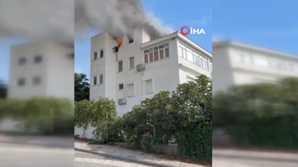 4 katlı binanın çatısı alev alev yandı ve Merak Edilenler