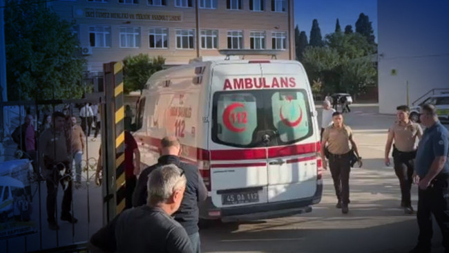 Son dakika... Manisa'da lise önünde silahlı saldırı: Yaralı öğrencilerin olduğu iddia ediliyor: Gelişmeler Tak