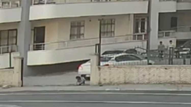 Kritik Açıklama: Hatay’da geri manevra yapan otomobilin altında kalan 4 yaşındaki çocuk ağır yaralandı - Son D