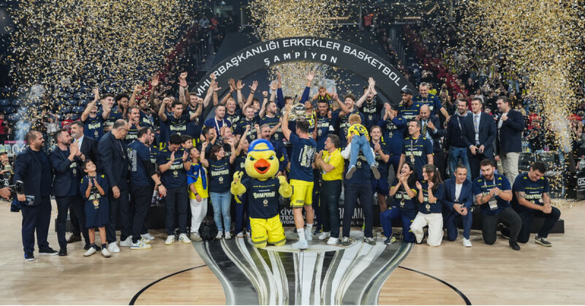 Son Gelişme: Fenerbahçe Tarfin, şampiyonluk kupasını aldı!: Gelişmeler Takip Ediliyor