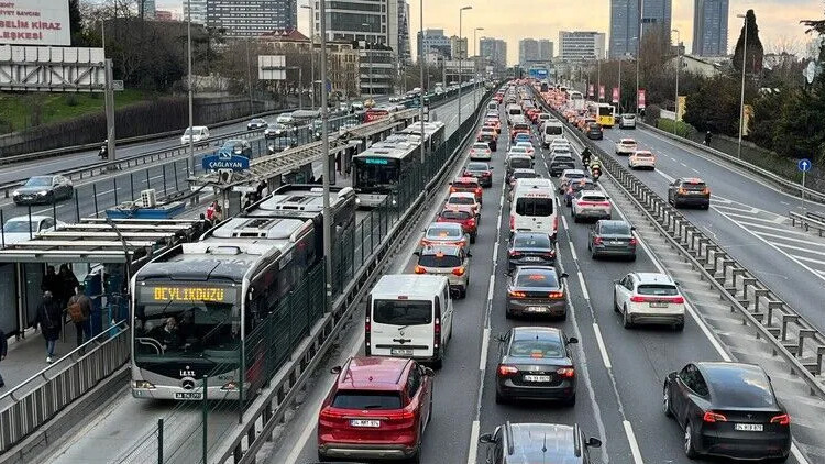 İstanbul güne yağışla resmen start aldı! Trafik yoğunluğu yüzde 71'e çıktı ve Merak Edilenler