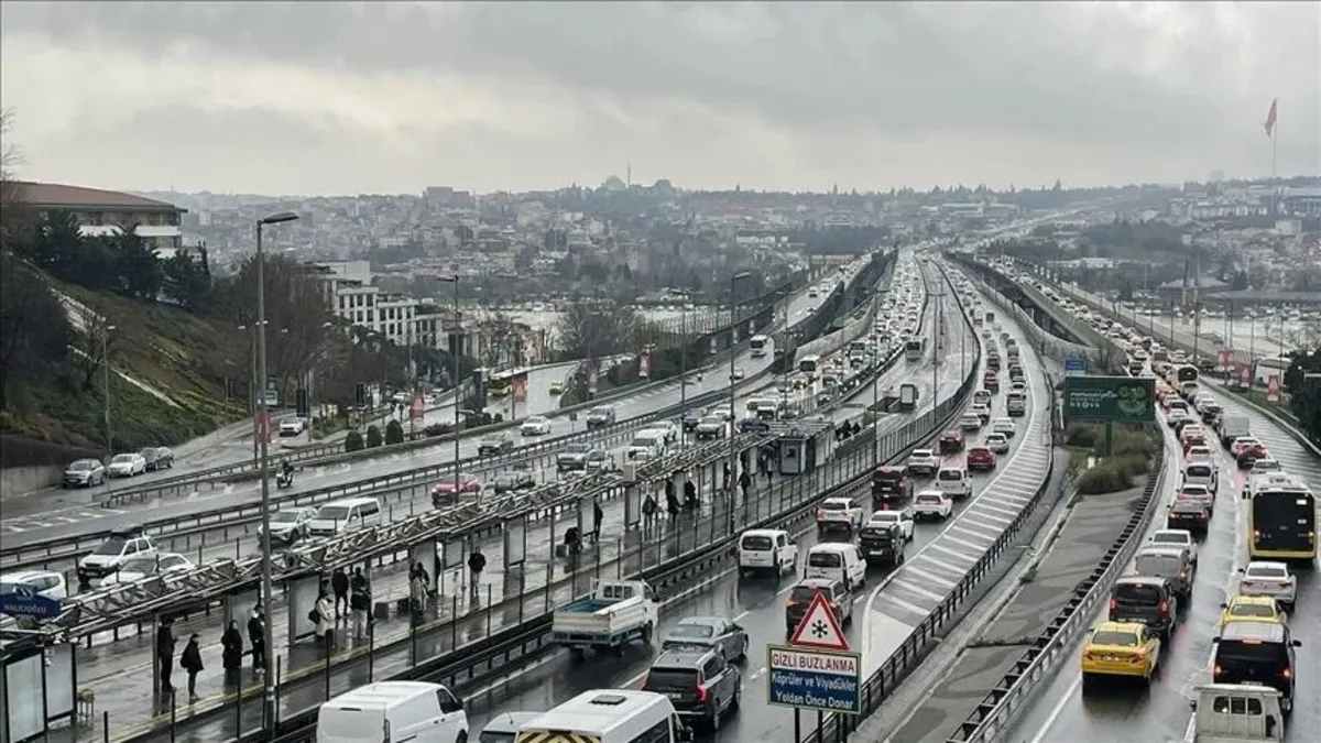 Gündemden Son Bilgiler: SON DAKİKA | İstanbul'da trafik yoğunluğu: Yağışlar etkisini sürdürüyor! Yüzde 78'e ul