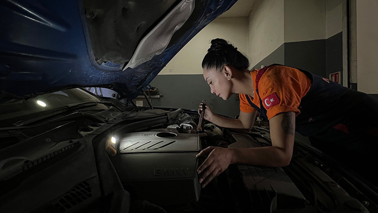 Gündemden Son Bilgiler: Muhasebeci olarak girdiği sanayide motor ustası oldu: Yüzümdeki yağ benim makyajım | İ