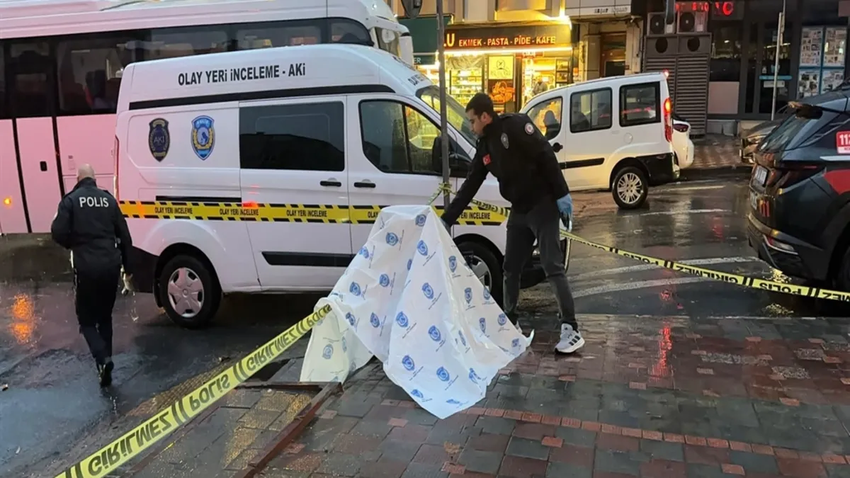 Gündemden Son Bilgiler: Gaziosmanpaşa'da korku dolu anlar! Husumetlisinin dükkanının önüne el yapımı patlayıcı