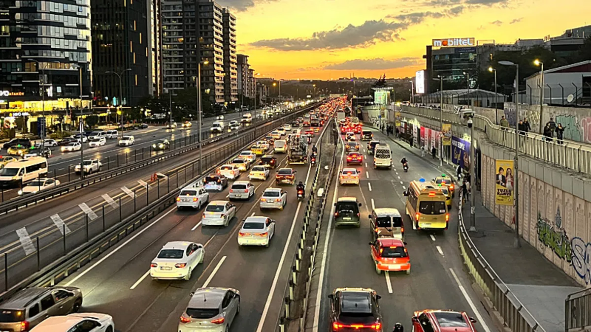 Sıcak Gündem: İstanbul'da trafik çilesi sürüyor: Akşam saatlerinde yüzde 69'a ulaştı: Gelişmeler Takip Ediliyo