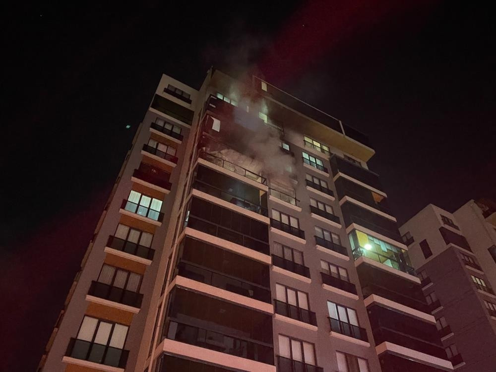 Bursa'da korkutan yangın: Mahsur kalan 19 kişi kurtarıldı
