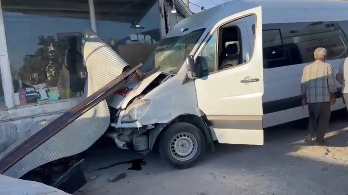 Gündemden Son Bilgiler: Şanlıurfa'da korkutan kaza: Servis dükkana daldı! 10 yaralı