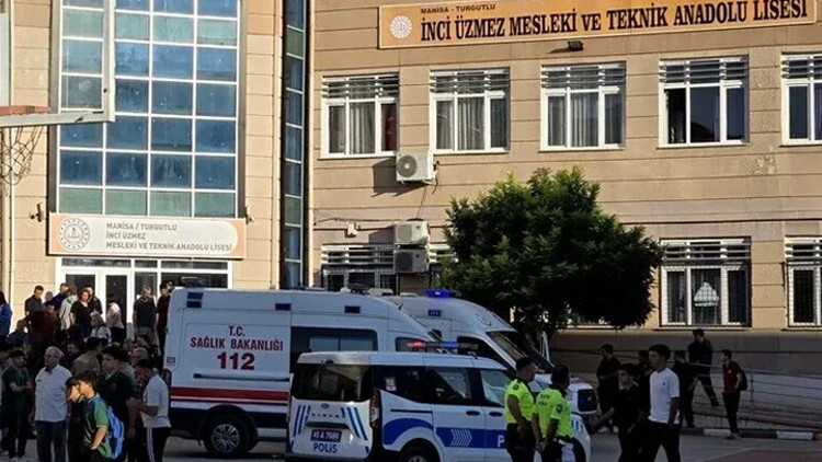 Sıcak Gündem: Manisa Valiliği'nden okul önündeki saldırı açıklaması: 3 öğrencinin yoğun bakımdaki tedavisi sür
