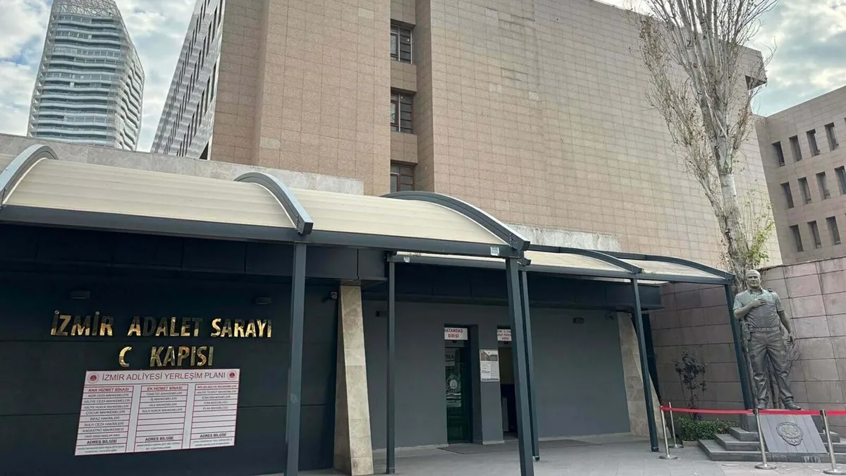 Ayrıntılar Netleşti: İzmir’de 'vatandaşlık' vurgunu: 3 şüpheli yakalandı! ve Merak Edilenler
