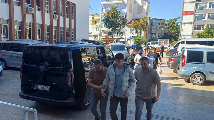 Ayrıntılar Netleşti: Lise önünde pompalı tüfek alarmı: 3 kişi hakkında tutuklama kararı verildi