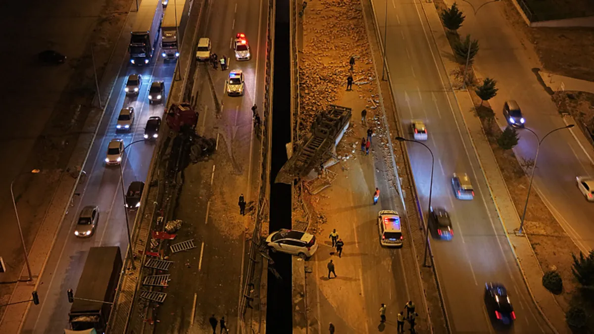 Ayrıntılar Netleşti: Afyonkarahisar’da feci kaza: 1 ölü, 7 yaralı! Araçlar asılı kaldı… ve Merak Edilenler