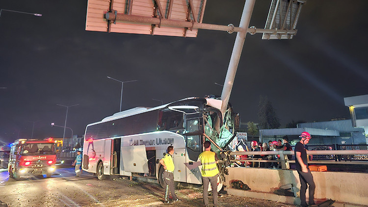 Ayrıntılar Netleşti: Adana'da yolcu otobüsü kazasında 11 yaralı - Son Dakika Bilgileri