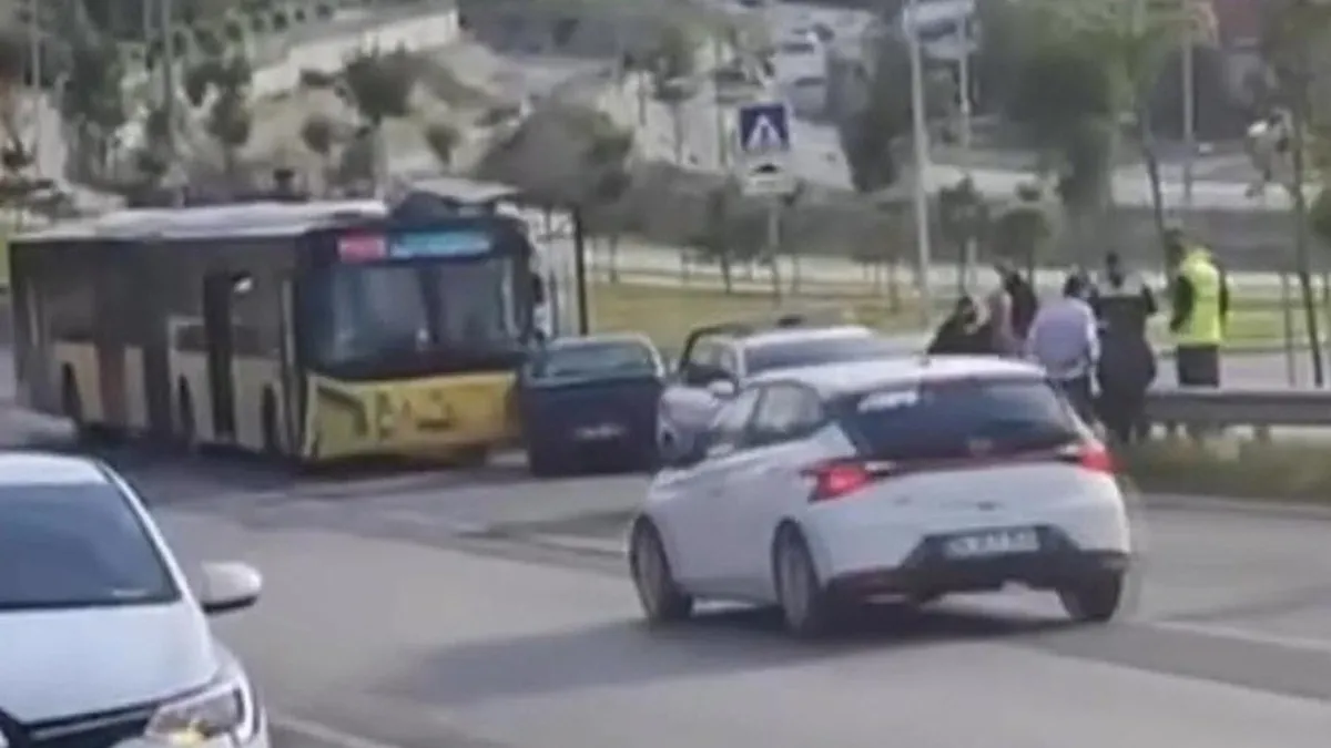 Gündemden Son Bilgiler: Başakşehir'de İETT otobüsü otomobille çarpıştı: 3 yaralı: Gelişmeler Takip Ediliyor