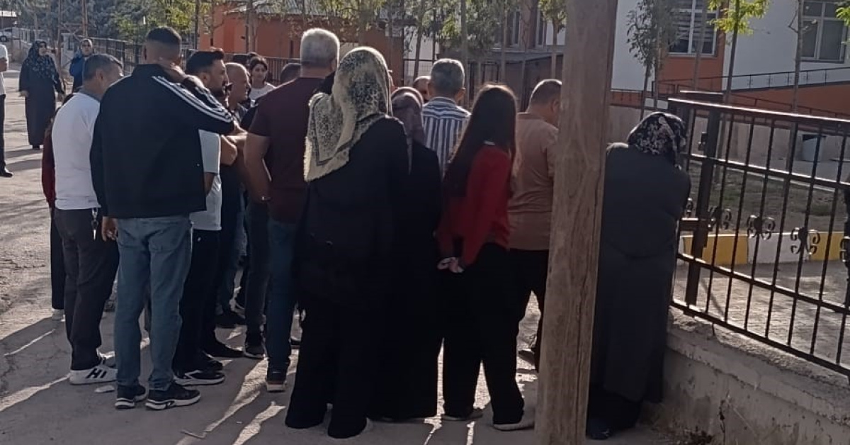 Kritik Açıklama: Kız öğrenci okula silahla geldi! Van'da korku dolu anlar! ve Merak Edilenler