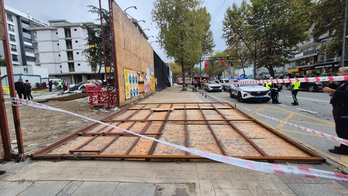Kadıköy’de inşaatın dış kaplaması 2 kadının üzerine devrildi - Son Dakika Bilgileri