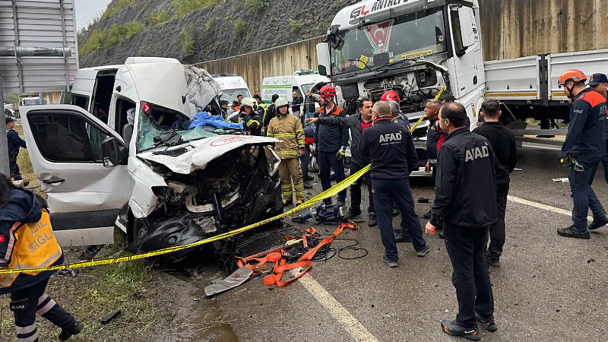 Ayrıntılar Netleşti: Bartın'da minibüs ile tır çarpıştı: 1 ölü, 11 yaralı