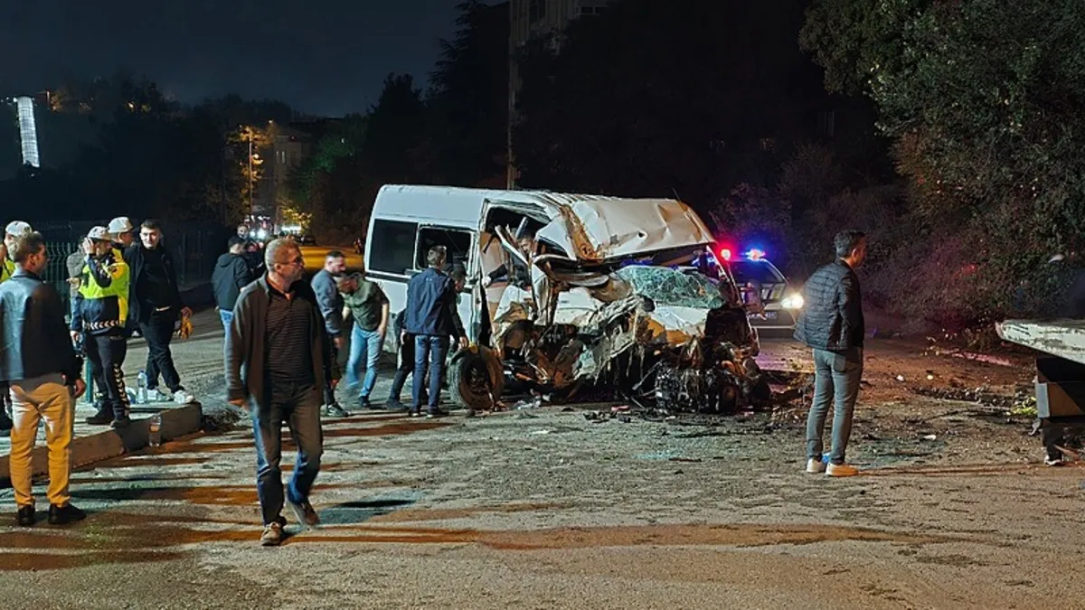Kritik Açıklama: Karabük'te işçi servisi elektrik direğine çarptı: 6 yaralı