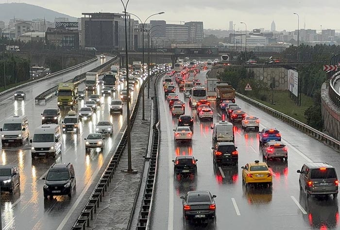 Son Gelişme: İstanbul'da sağanak etkisi: Trafik yoğunluğu yüzde 89'a ulaştı: Gelişmeler Takip Ediliyor