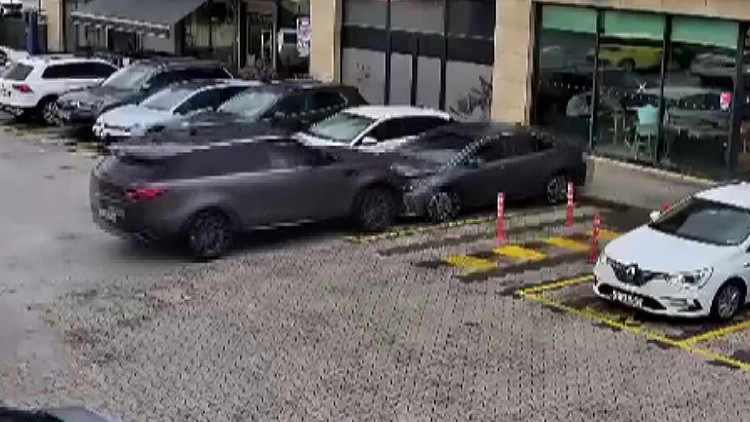 Son Gelişme: Gaz ile freni karıştırdı, önüne kattığı araçla birlikte kafeye girdi | İşte Tüm Ayrıntılar