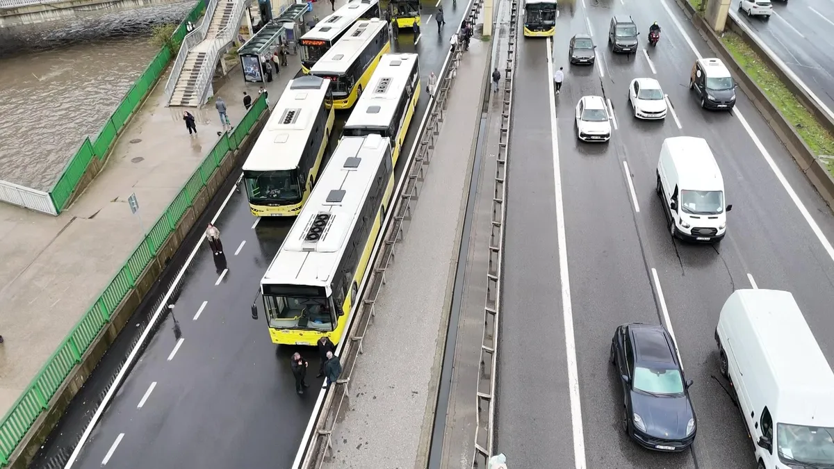 Gündemden Son Bilgiler: SON DAKİKA | Kadıköy'de zor anlar kamerada: İETT otobüsü trafiği felç etti! - Son Daki