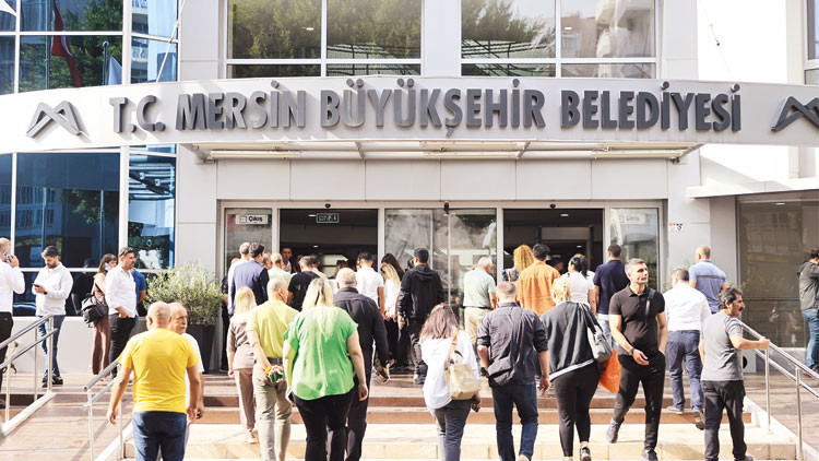 Mersin’de belediye operasyonu: Vahap Seçer gözaltında ve Merak Edilenler