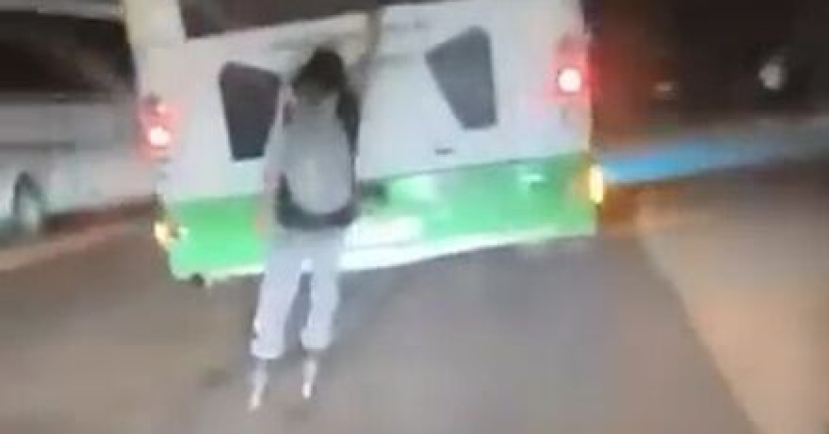 Kritik Açıklama: Otobüs arkasında paten yolculuğu