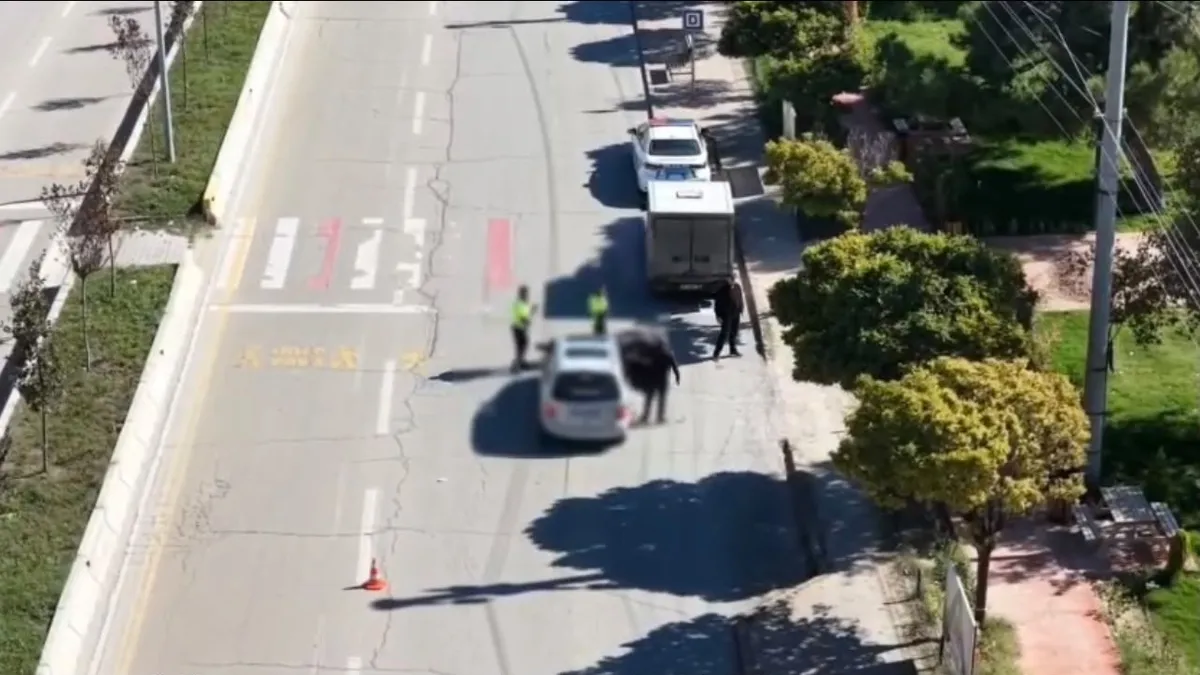 Son Gelişme: Denetimden kaçmak için şoför değiştirdi: Ehliyetsiz sürücüye drone'a yakalandı! ve Merak Edilenle
