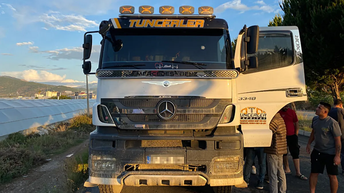 Gündemden Son Bilgiler: Antalya’da seyir halindeki kamyon kurşunlandı: 1 yaralı!: Gelişmeler Takip Ediliyor